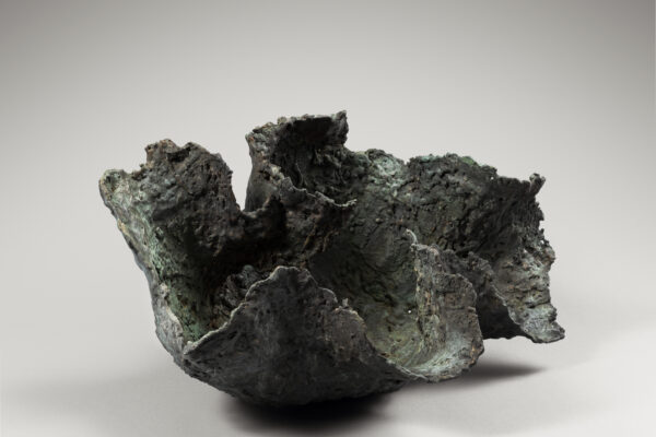 Sculpture “Vessel” en bronze oxydé